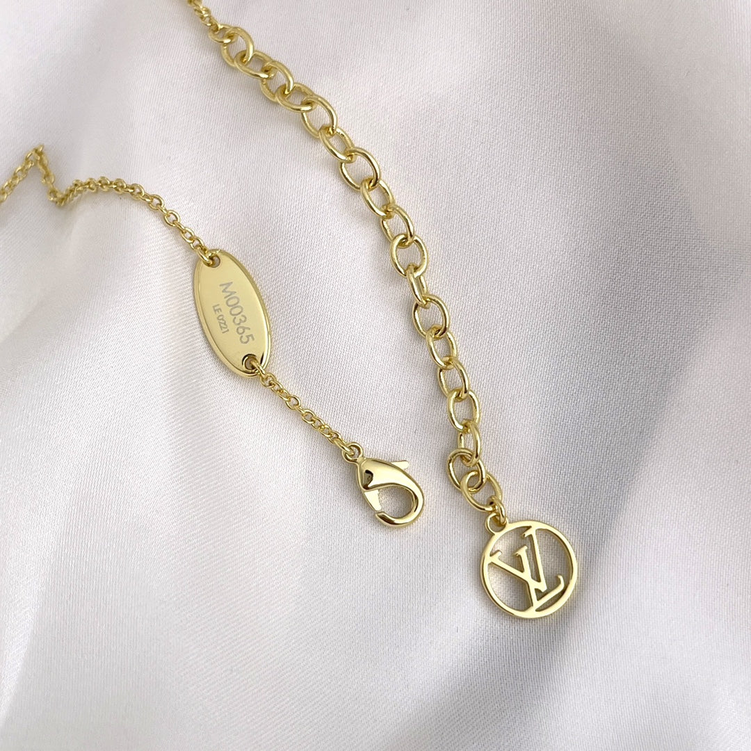 قلادة ديانا لويزيت الذهبية