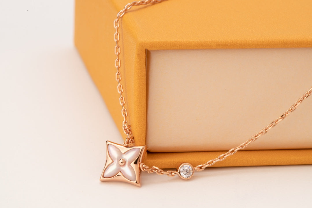 Collier en or rose avec un diamant et une nacre rose Diana Star