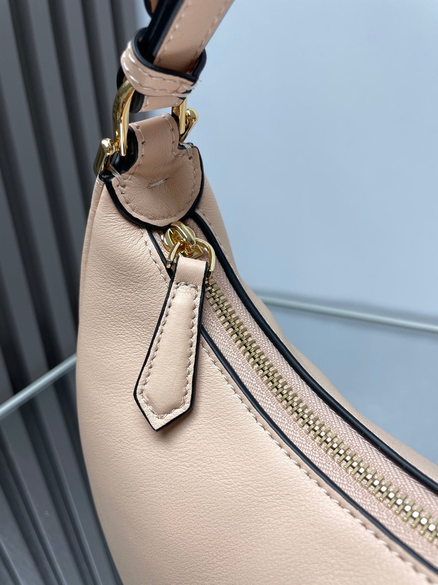 FENDIGRAPHY MEDIUM 29 IN BISQUE SMOOTH LAMBSKIN GOLD HARDWARE