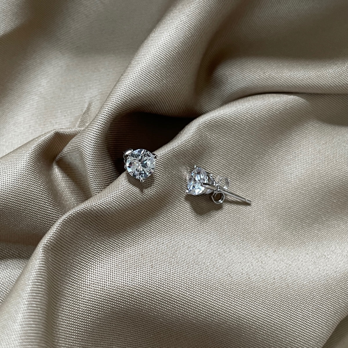 [HOT]Dainty Round Shape Earrings