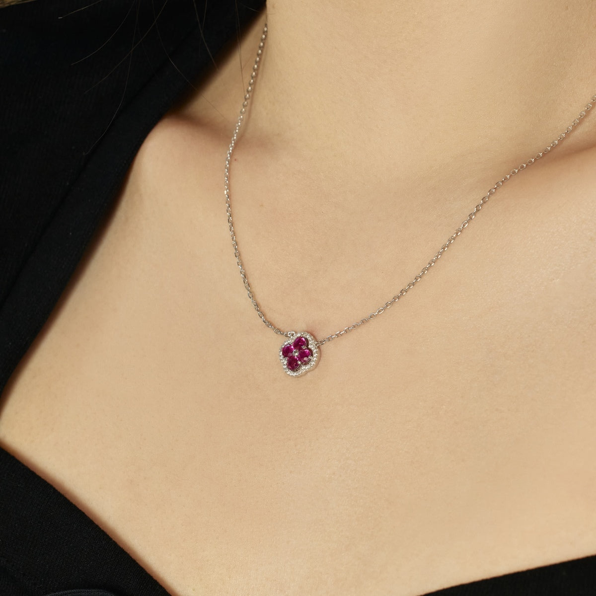 [HOT]Exquisite Necklace With Four-Leaf Clover Flower Design