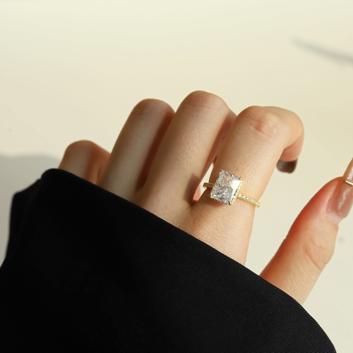 [HOT]4.0 Carat Luxurious Engagement Ring