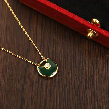 COLLIER MALACHITE OR AMULETTE DIANA