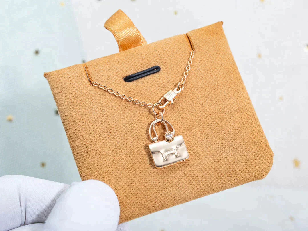 COLLIER PÉDANT DIANA AMULETTE EN OR ROSE