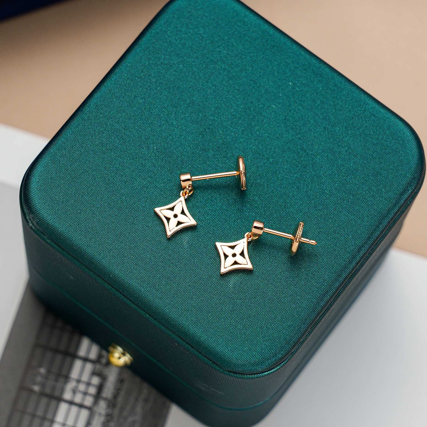 BOUCLES D'OREILLES DIANA STAR OR