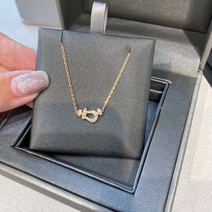 قلادة ديانا فورس 10 الماسية المصنوعة من الذهب الوردي - موديل مصغر