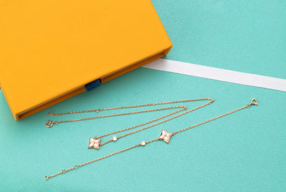 Collier en or rose avec un diamant et une nacre rose Diana Star