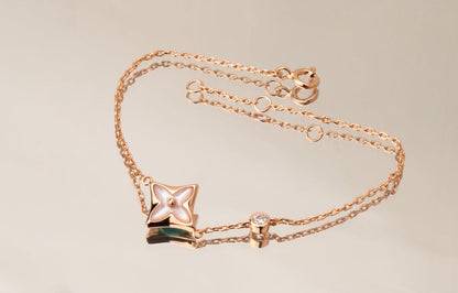 Collier en or rose avec un diamant et une nacre rose Diana Star