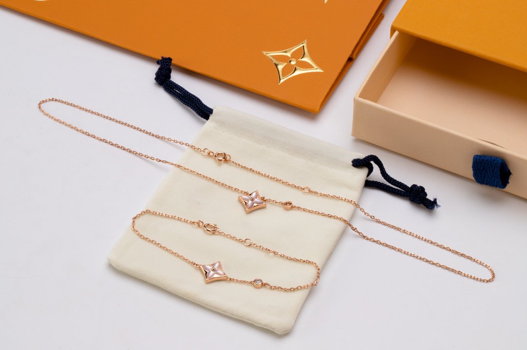 Collier en or rose avec un diamant et une nacre rose Diana Star