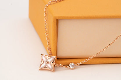 Collier en or rose avec un diamant et une nacre rose Diana Star