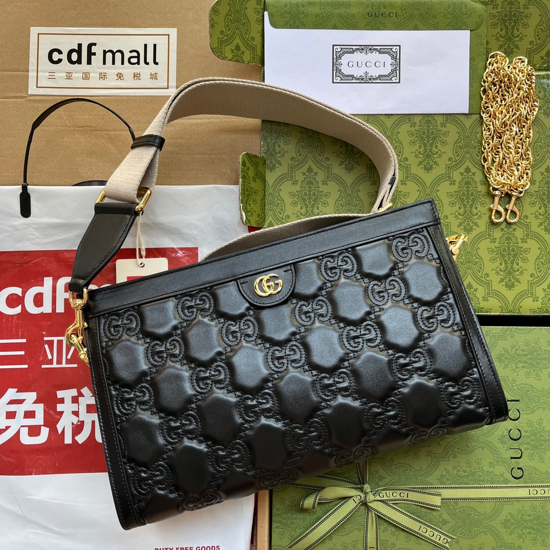 MATELASS¨¦ SHOULDER BAG 32 IN BLACK EMBOSSED CALFSKIN GOLD HARDWARE