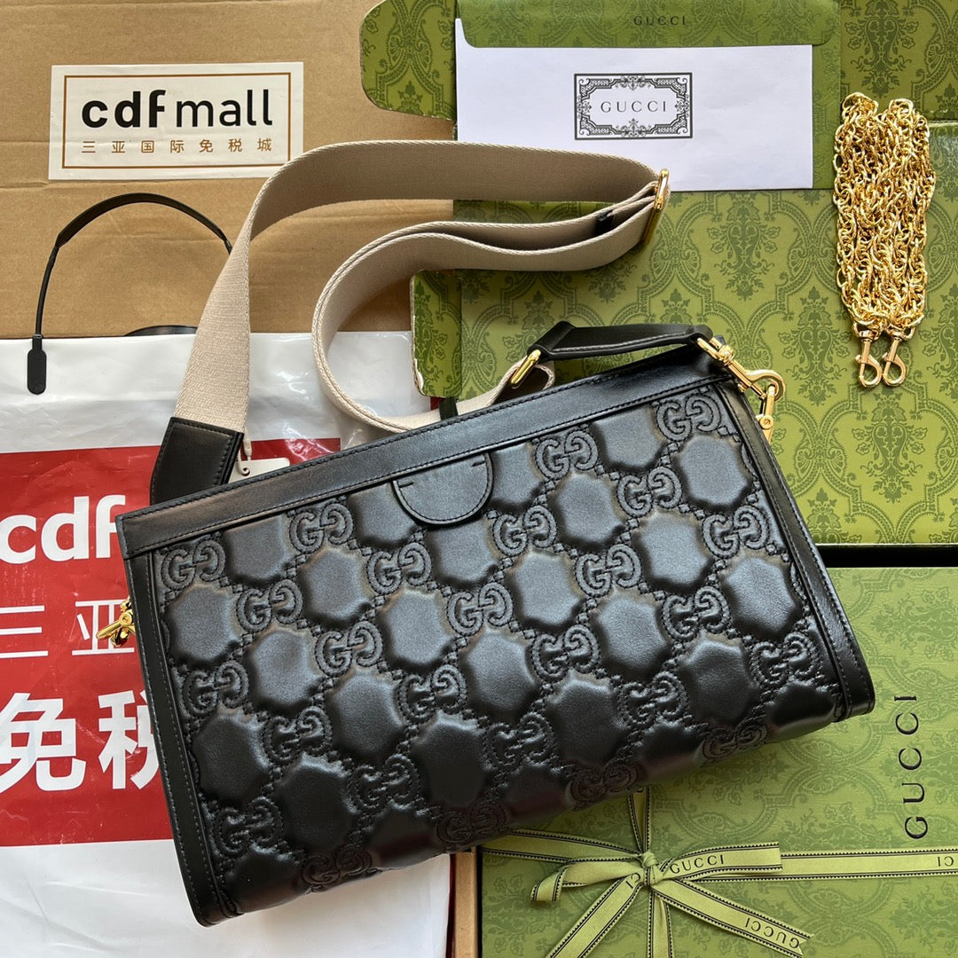 MATELASS¨¦ SHOULDER BAG 32 IN BLACK EMBOSSED CALFSKIN GOLD HARDWARE
