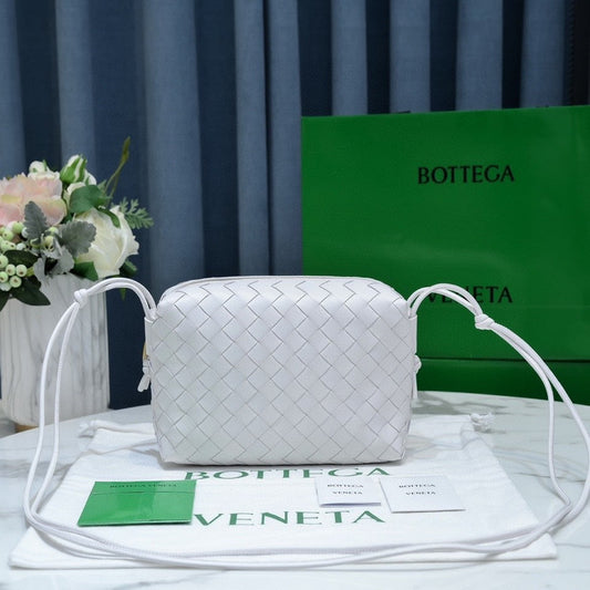 BV LOOP SMALL 23CM WHITE CALFSKIN