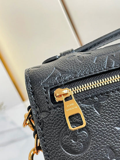 Pochette Metis East West 21.5 Black Grained Cowhide Leather