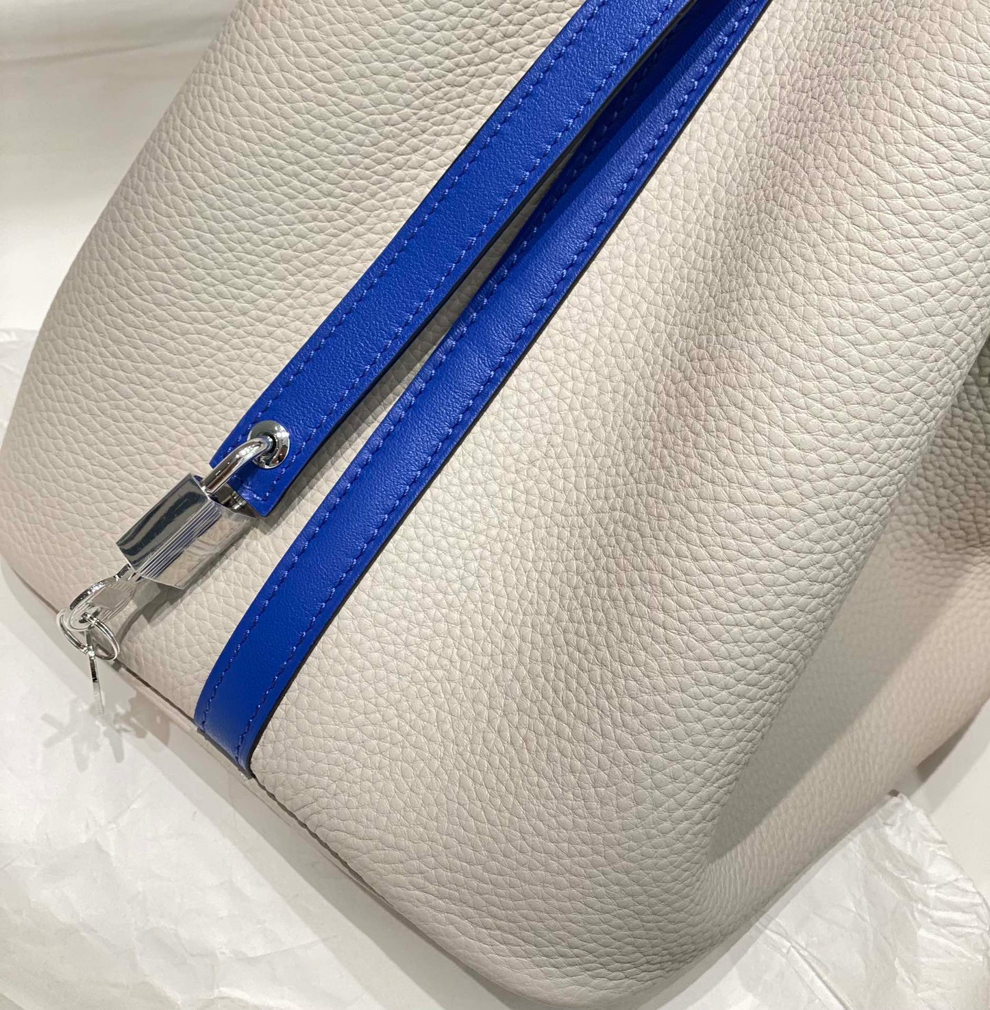 HM PICOTIN LOCK 22 WHITE AND COBALT TOGO LEATHER