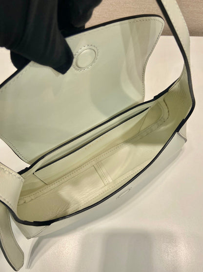 FLAP BAG 25 IN WHITE SMOOTH CALFSKIN TRIANGLE LOGO
