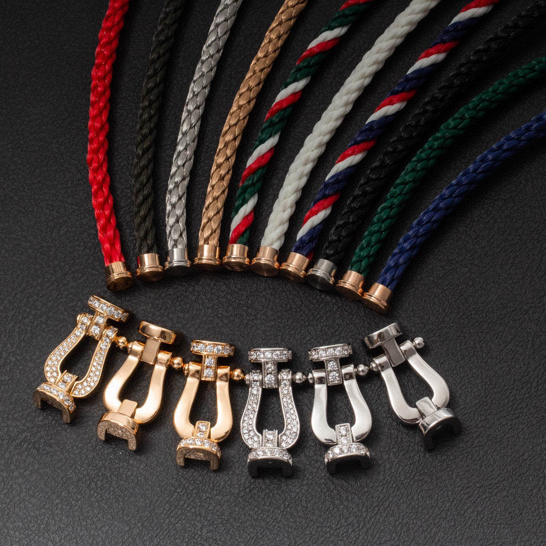 سوار ديانا فورس الكبير على شكل حدوة حصان مرصع بالألماس بالكامل باللون الفضي