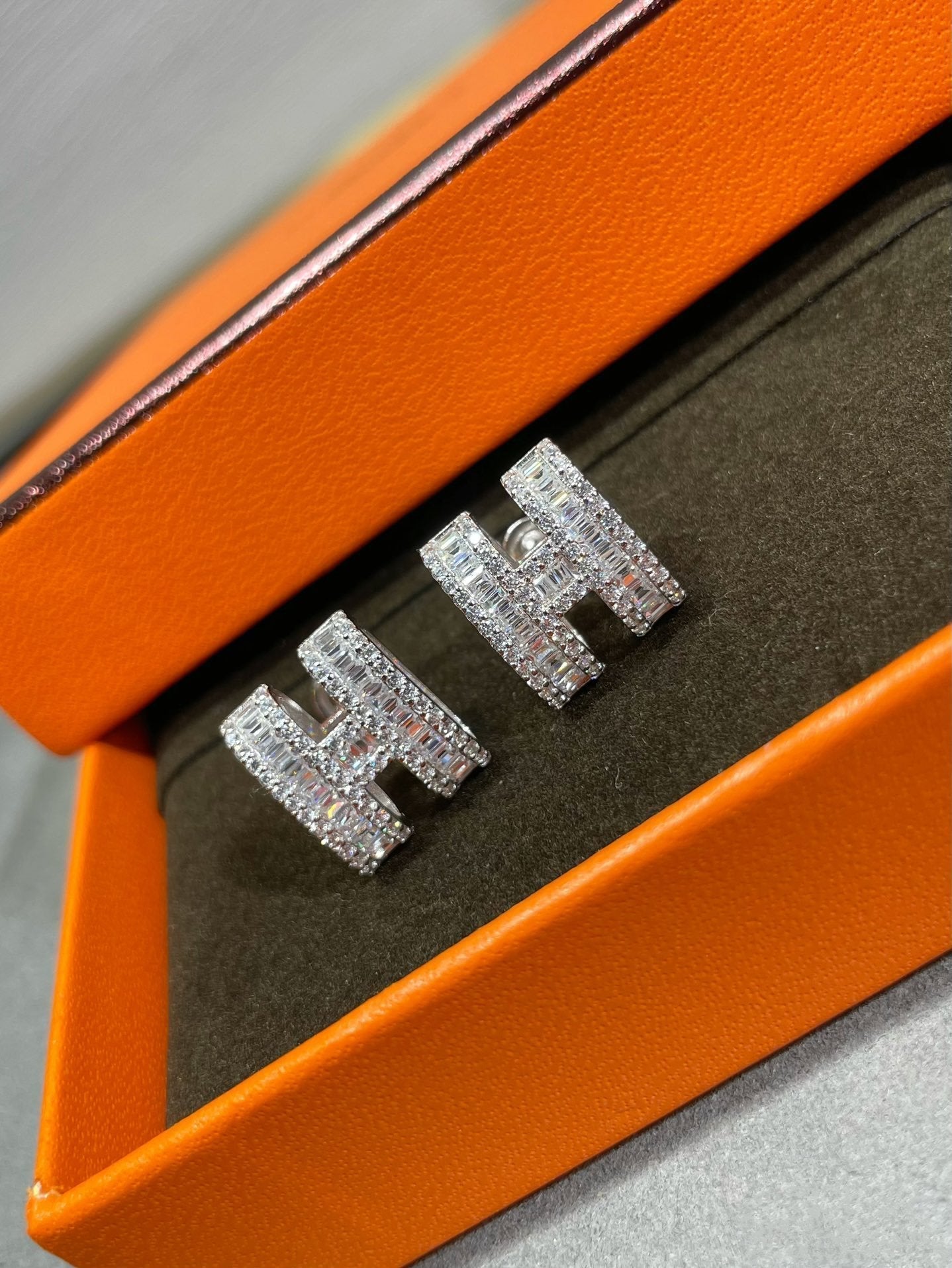 DIANA H STUD EARRINGS WITH SILVER DIAMONDS
