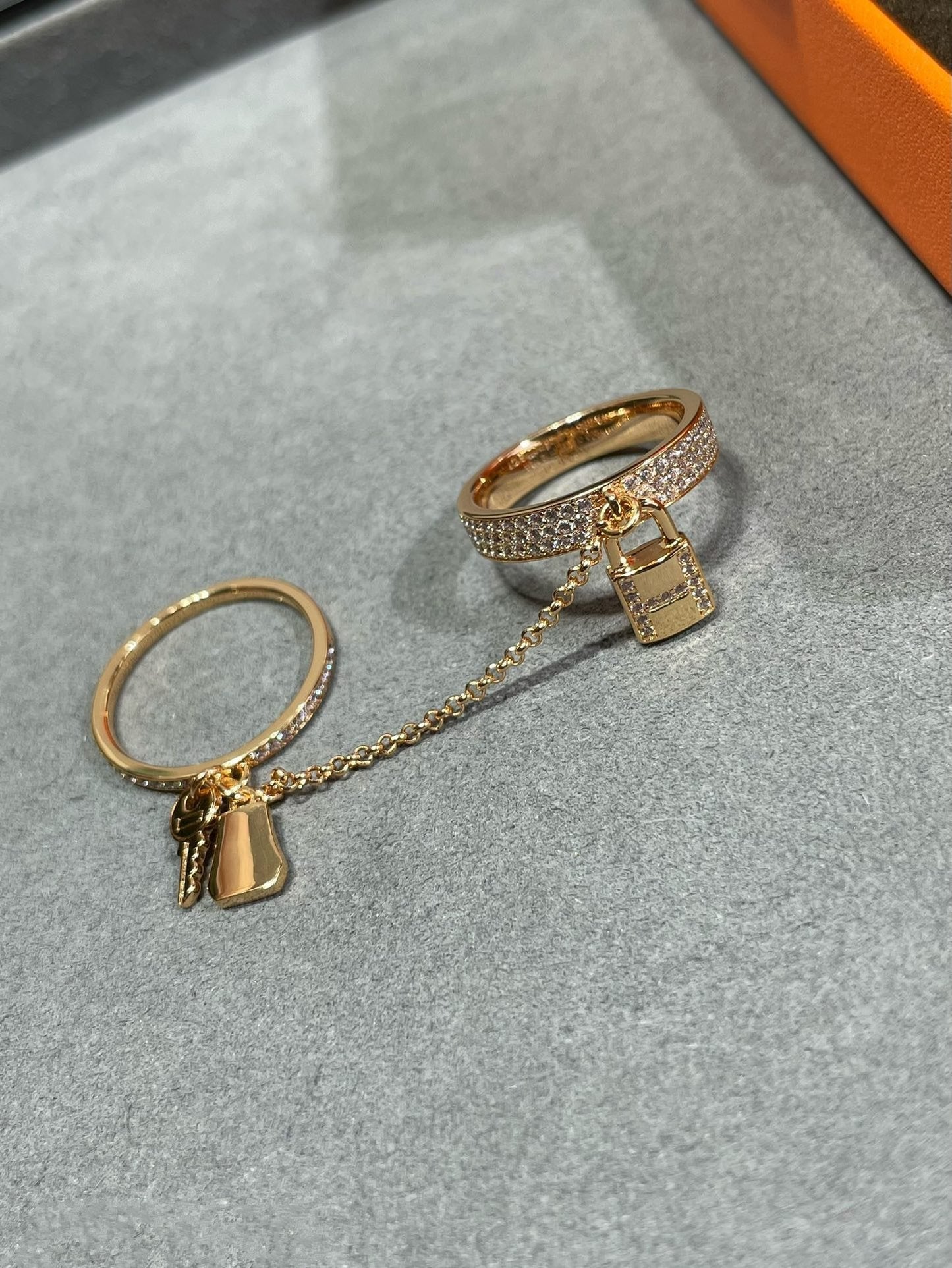 Bague double cloche Diana H.M. Kelly en or rose avec diamants