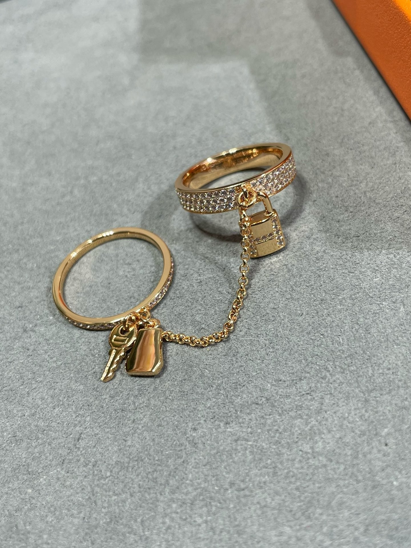 Bague double cloche Diana H.M. Kelly en or rose avec diamants
