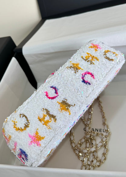 FLAP BAG 20 COLORFUL SAQUINS IN WHITE CALFSKIN GOLD HARDWARE