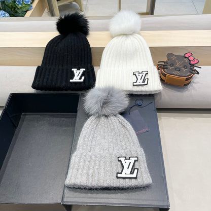 KNITTED BEANIE HAT IN WHITE WOOL 413368