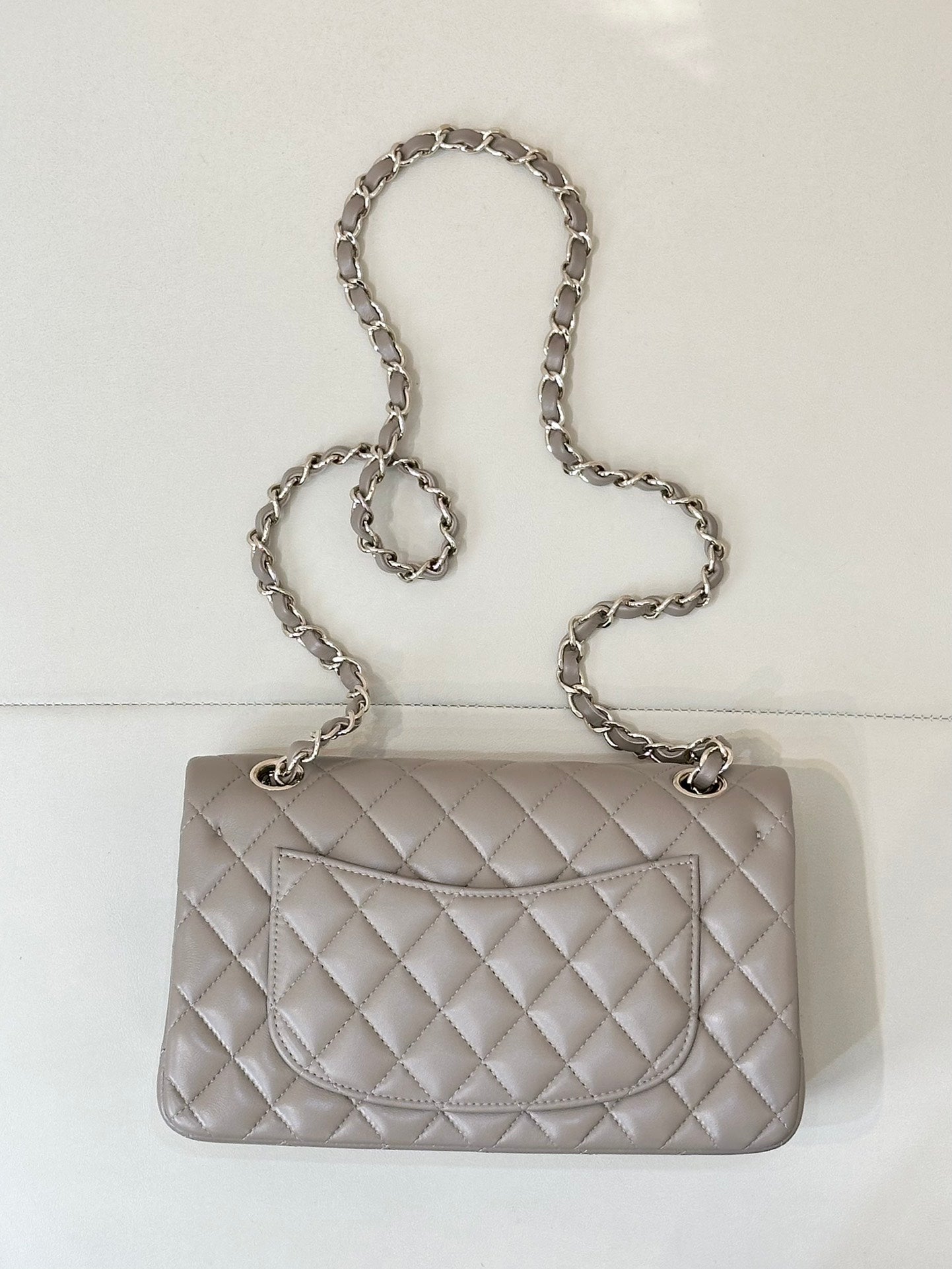 CLASSIC FLAP 23CM BEIGE LAMBSKIN LIGHT GOLD HARDWARE