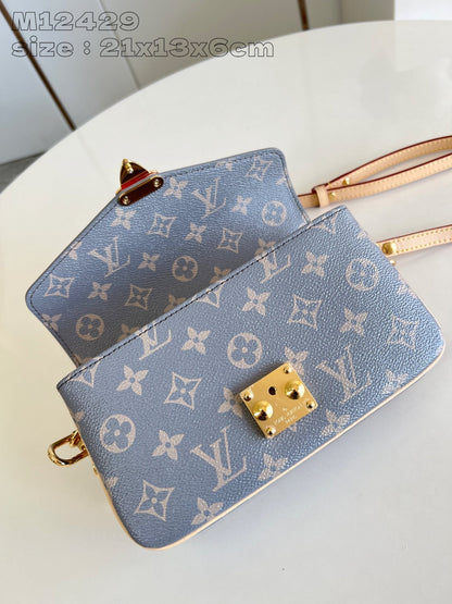 Pochette Metis East West 21.5 Gray Monogram Canvas