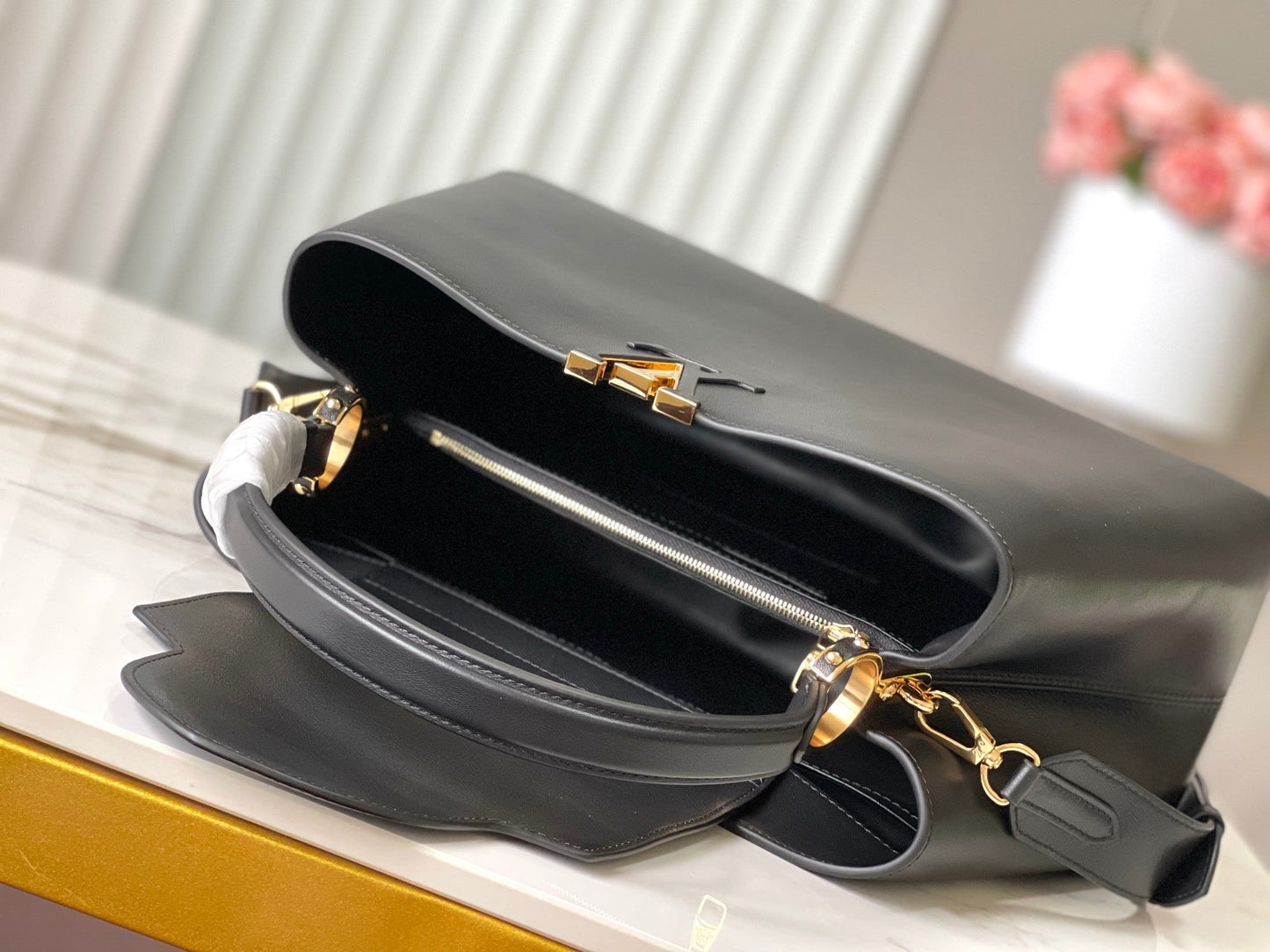 CAPUCINES GM 38CM BLACK TAURILLON LEATHER