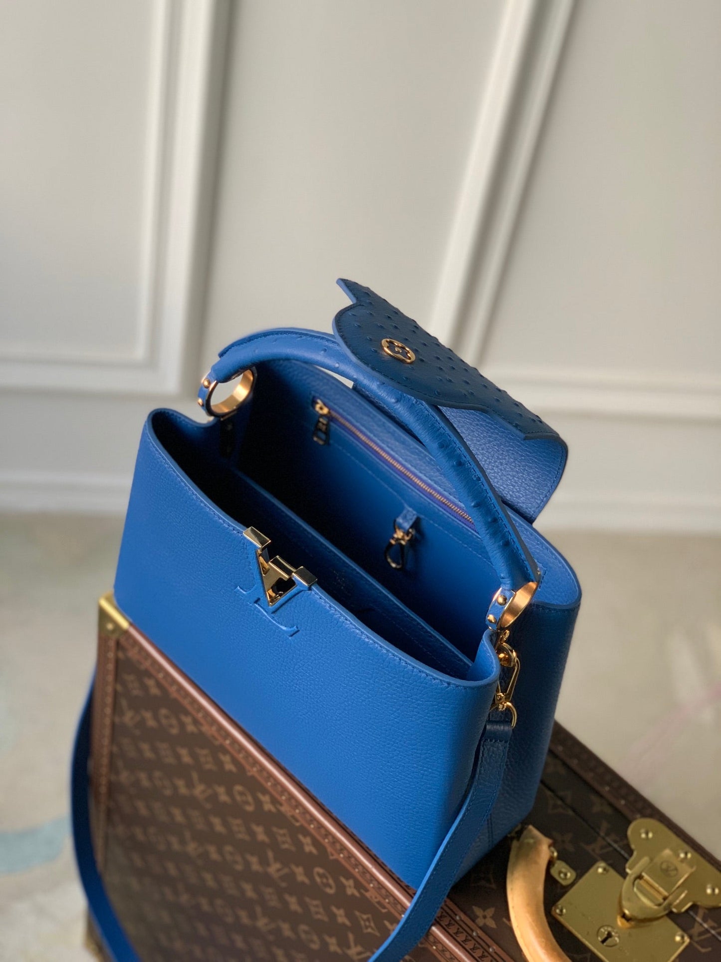CAPUCINES BB 27 COBALT BLUE TAURILLON MOP GOLD HARDWARE