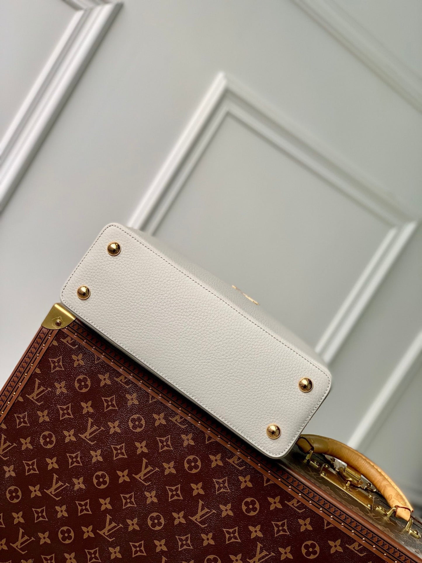 capucines mm 31.5 rock grey taurillon leather gold hardware