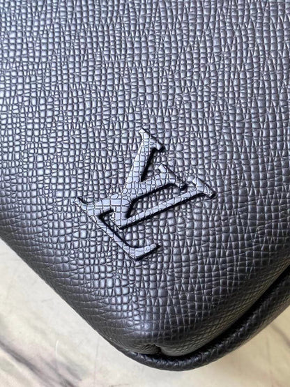 ?AVENUE MESSENGER 22 IN BLACK CALFSKIN