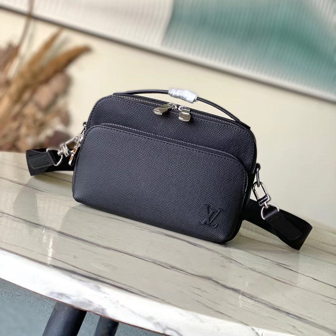 ?AVENUE MESSENGER 22 IN BLACK CALFSKIN