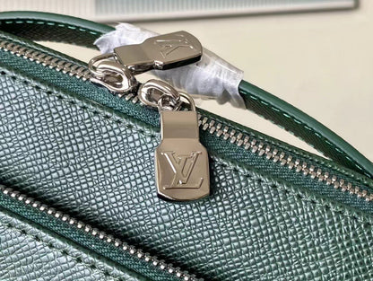 ?AVENUE MESSENGER 22 IN FOREST GREEN CALFSKIN