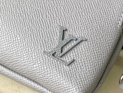 ?AVENUE MESSENGER 22 IN HARBOR GRAY CALFSKIN