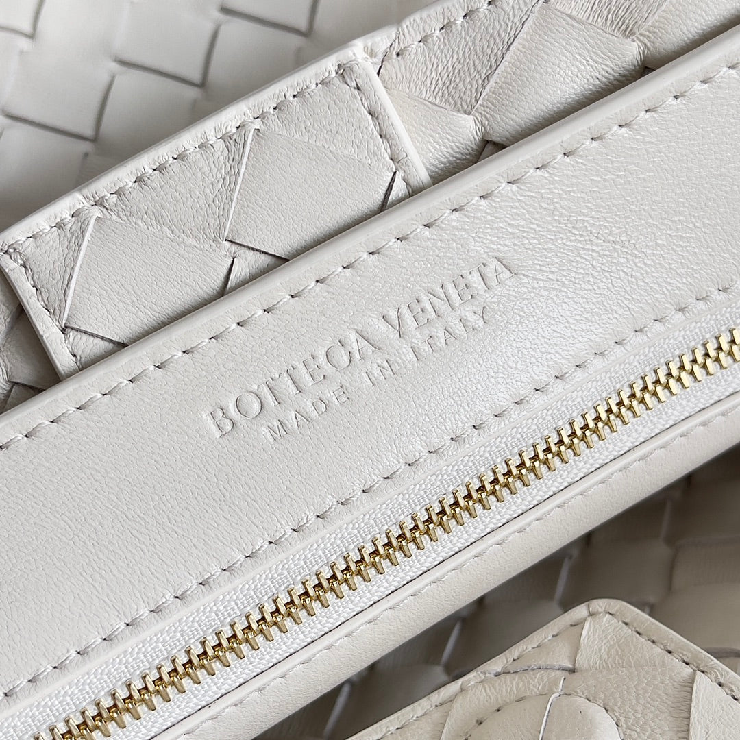 BV Medium Andiamo 32 In Cream Lambskin Ghw 209094