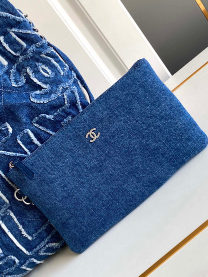 CC MEDIUM 42 BAG IN NAVY BLUE DENIM