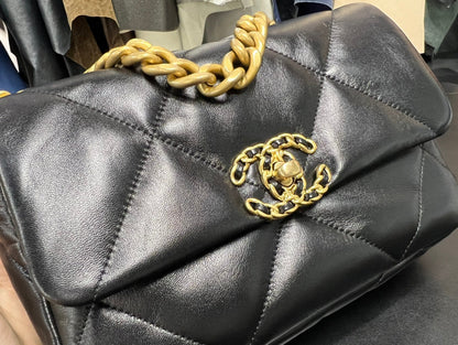FLAP BAG 26CM GOLD HARDWARE BLACK CALFSKIN